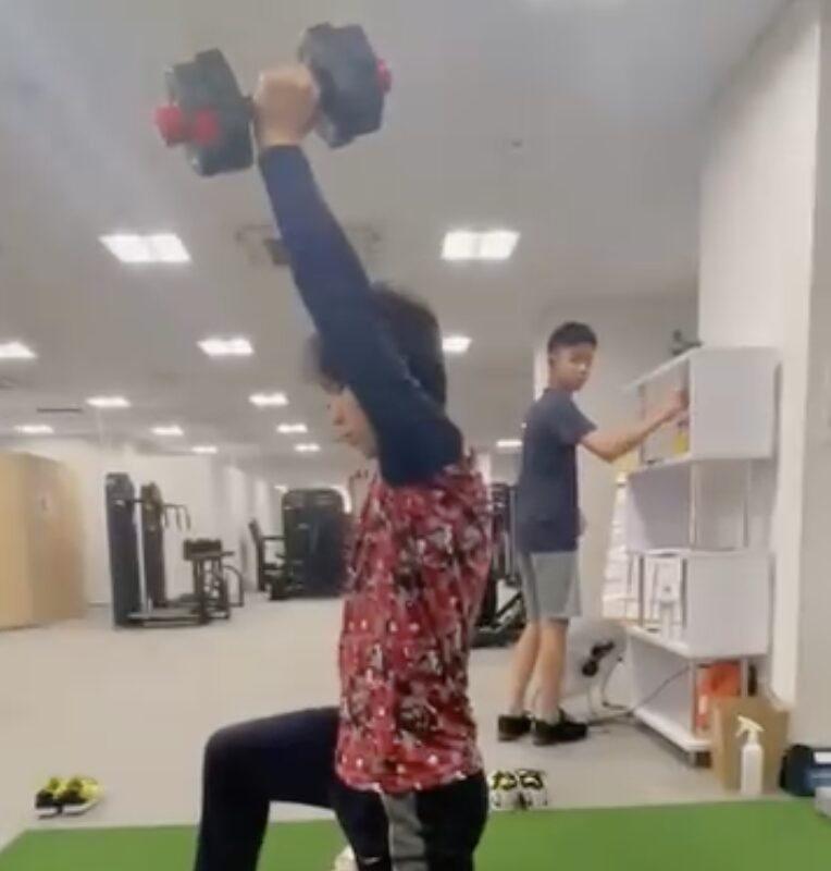 初動負荷トレーニングをする男性の画像。学生、野球