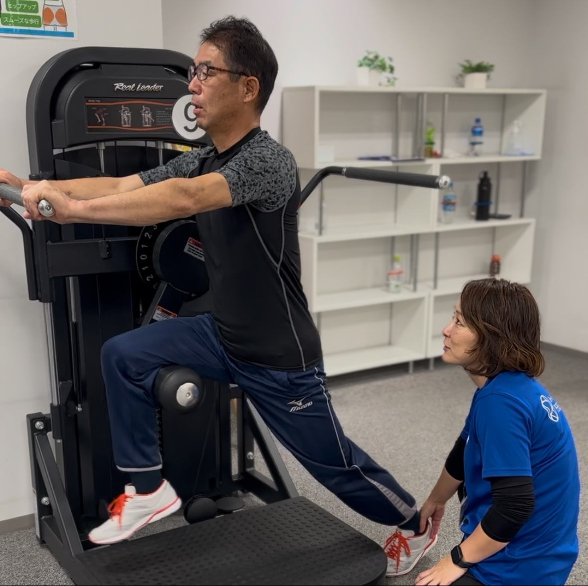 ストレッチトレーニングをする男性の様子。ストレッチトレーニングで腰痛が改善