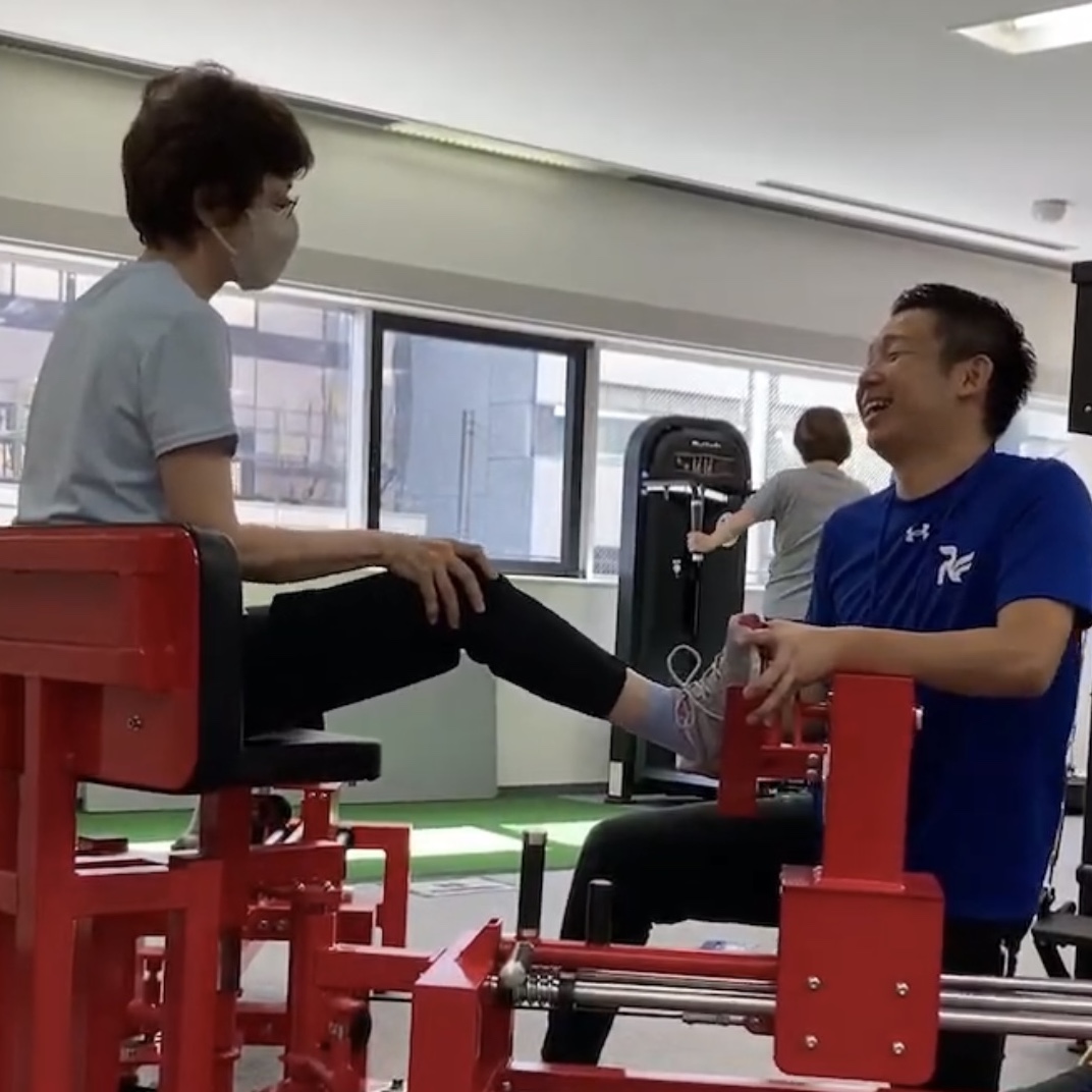 ストレッチトレーニングをする女性の様子。ストレッチトレーニングで腰痛が改善