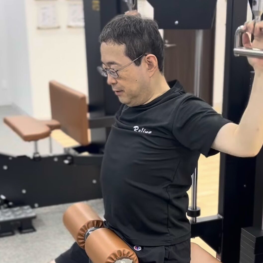 またキックボクシングができるようになりました！ 50代　男性 Q.どのような効果を感じられていますか？ 以前は股関節の痛みがひどく、キックの姿勢を取ることも、歩くことも辛い状態でした。Re・Fine Sportsに通い始めて約2年。トレーニングを続けることで、少しずつ身体が動かせるようになり、今ではキックの姿勢も取れるようになりました！歩くときの痛みもなくなり、今ではキックを交えた2ラウンドもできるように！「パンチだけだったラウンドで、キックも使えるようになったことが一番嬉しいです！」次の目標は、ハイキックに挑戦すること！