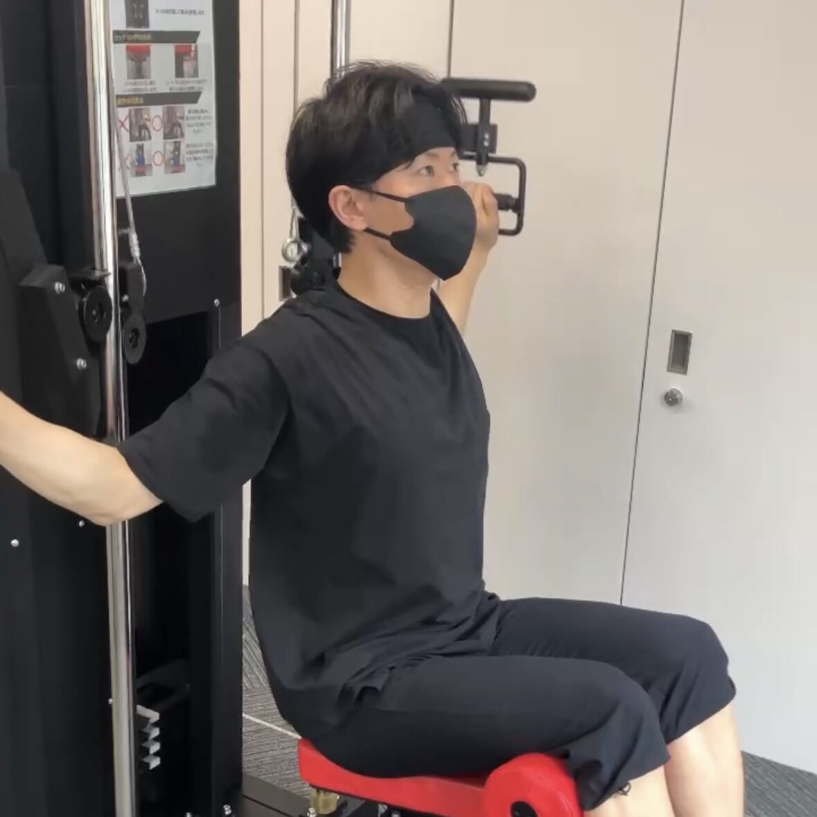 ストレッチトレーニングをする女性の様子。ストレッチトレーニングで腰痛が改善