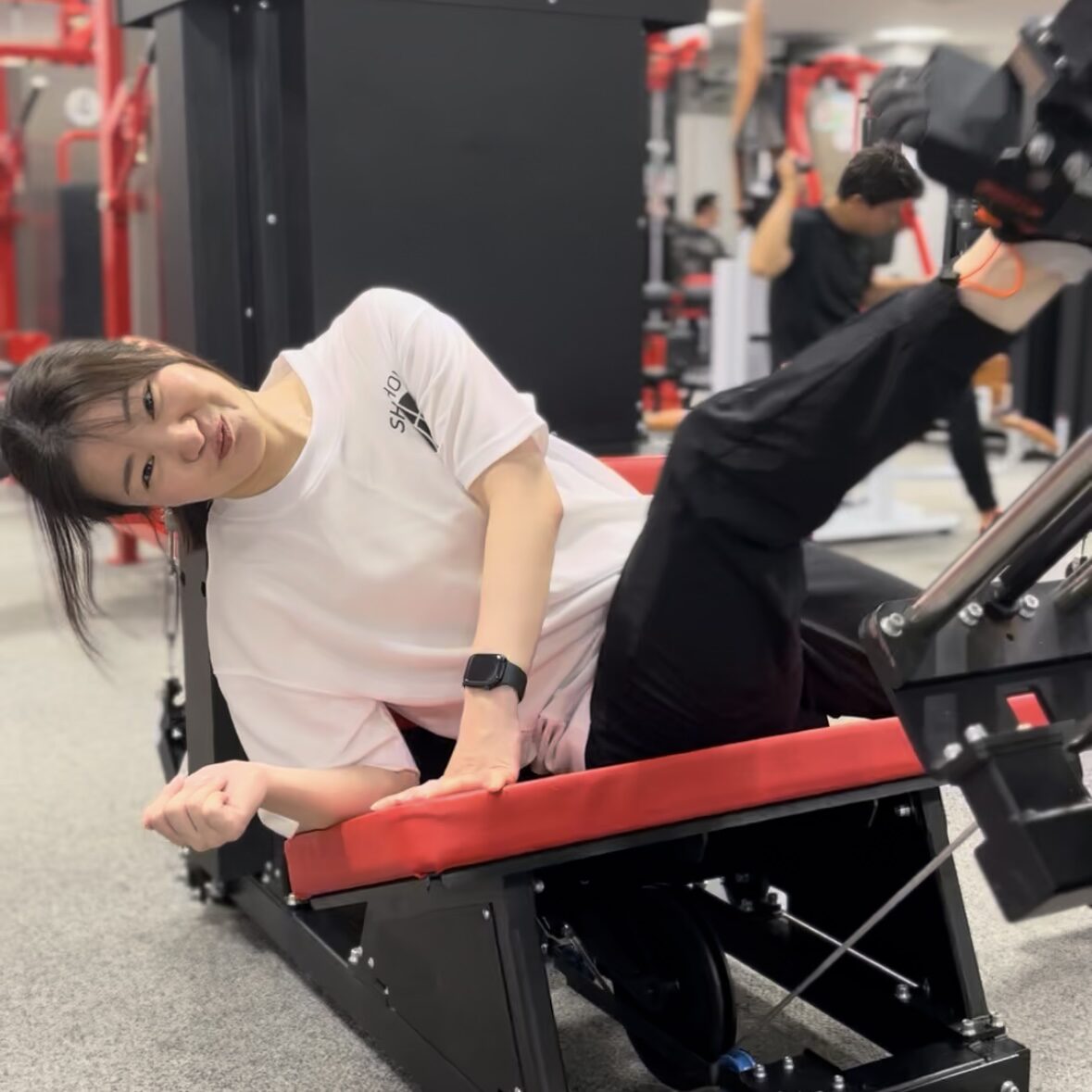 ストレッチトレーニングをしている男性。