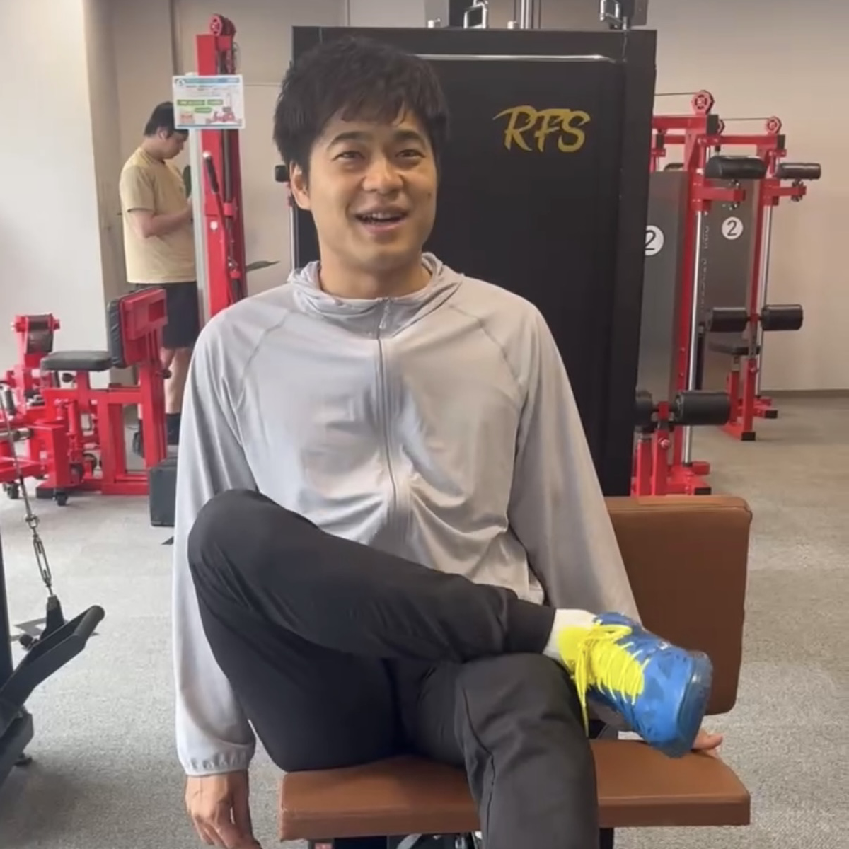 坐骨神経痛に悩んでいましたが、通い始めて2〜3週間ほどで症状が軽くなり、約2ヶ月で慢性的な痛みも気にならなくなりました！ 無理な筋トレではなく、股関節やお尻周りを動かすマシンや床でのエクササイズを続けることで、痛みだけでなく姿勢も良くなったと感じています。 さらに、体の連動性や瞬発力も上がって、運動するときの動きやすさも実感できました！