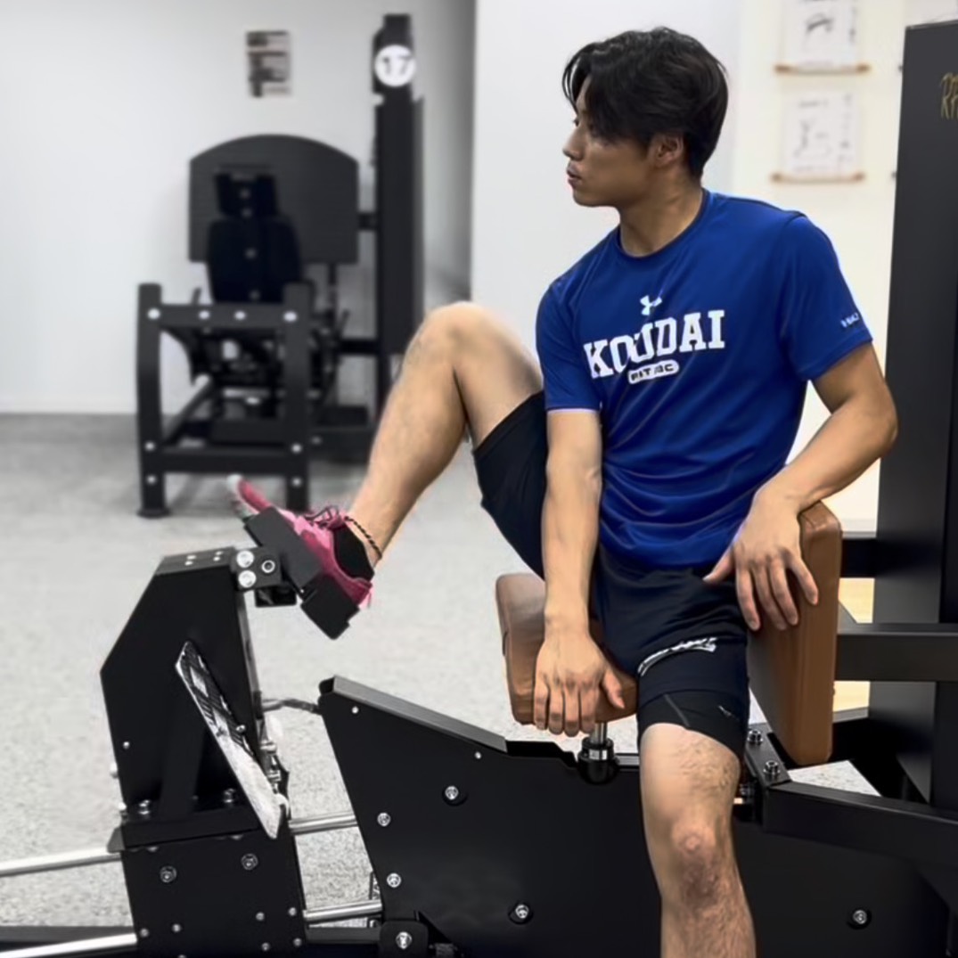 毎日30分で、打球速度155㎞/hへ！ 20代　男性 Q.どのような効果を感じられていますか？ もともと身体の可動域が狭く、思うように身体を動かせないことが課題でした。そこで、毎日30分のトレーニングを継続して取り組みました。続けていくうちに身体の動かしやすさが変わってきて、打球速度も5km/hアップ！ついに155km/hを出すことができました！さらに、周りからも「走るときのストライドが伸びた」と言ってもらえるようになり、自分でも身体の変化を実感しています。目標はレギュラー入り、そして将来はプロ野球選手になること。これからも自分の課題と向き合って、もっと身体を動かせるようにトレーニングを続けていきたいです！